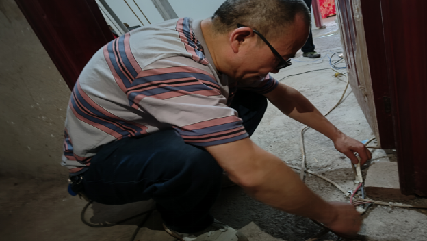 三下鄉(xiāng)“維修家電”實踐主題|畢節(jié)工業(yè)職業(yè)技術(shù)學院  “星與心源”暑假社會實踐團隊開展“上門為百姓服務(wù)”主題活動