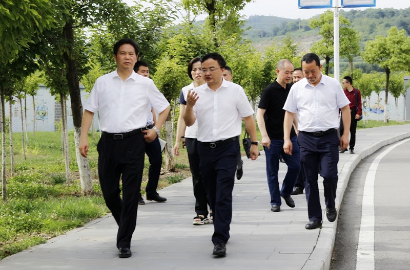 畢節(jié)市市委副書記、市長張集智一行到 畢節(jié)工業(yè)職業(yè)技術(shù)學(xué)院調(diào)研