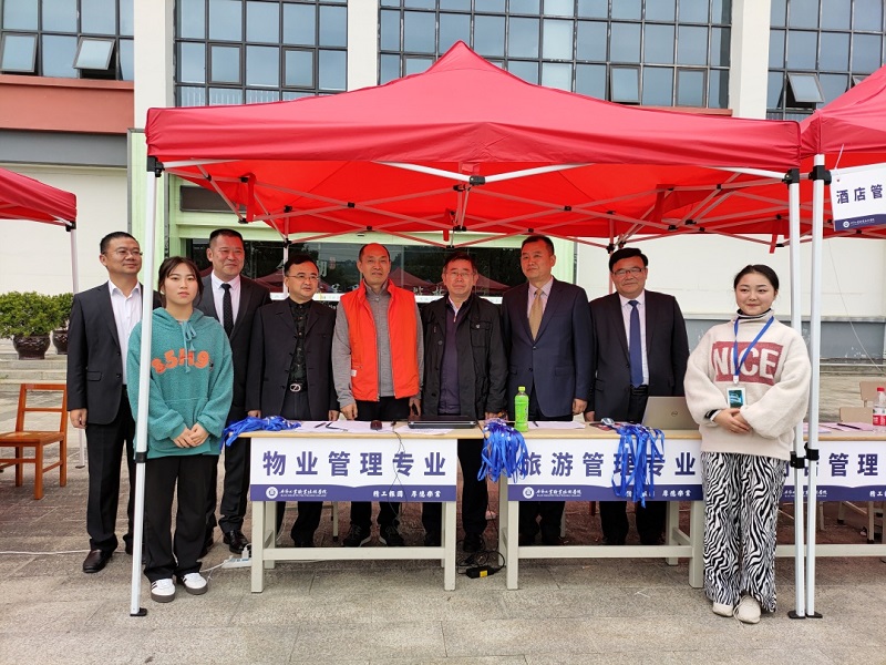 市政協(xié)副主席秦天志、重慶海怡天集團董事局主席張海源一行蒞臨我院考察指導