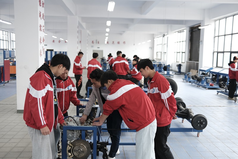 汽修專業(yè)學(xué)生上課現(xiàn)場(chǎng)