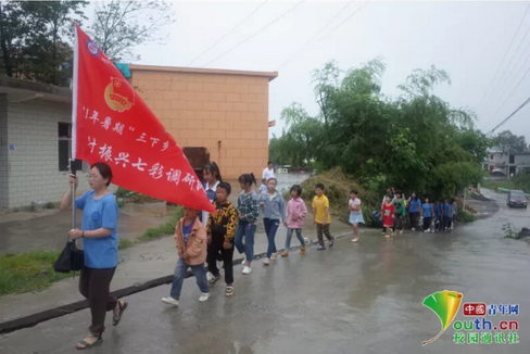 暑假期間，這群孩子因幫助村民辦實事成為了“網(wǎng)紅”