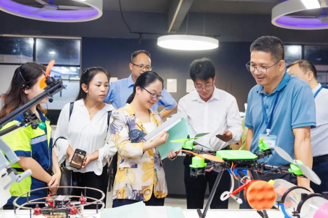 黃文碧一行赴東西部協(xié)作學(xué)校考察調(diào)研