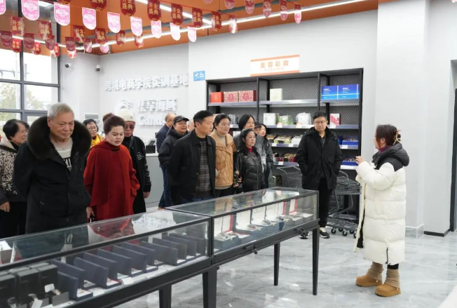 憶崢嶸歲月 話今朝發(fā)展——學院召開退休干部、教職工座談會