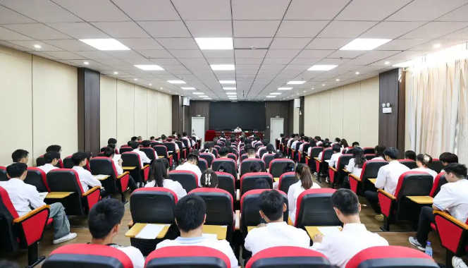 吳東來到畢節(jié)工業(yè)職業(yè)技術學院上思政課