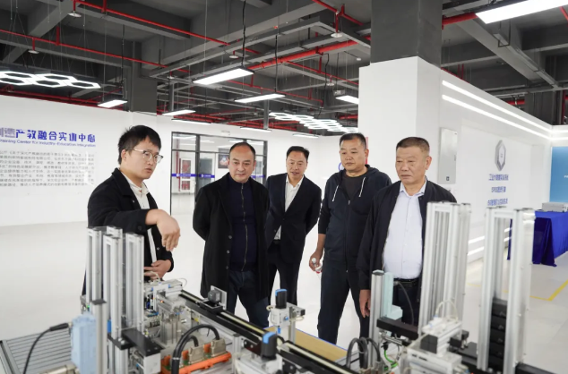 貴州省人民政府督學(xué)、省教育廳中小學(xué)名師名校長培養(yǎng)管理辦公室主任謝笠率隊到我院考察調(diào)研職普融通工作