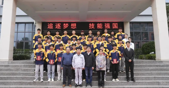 畢節(jié)工業(yè)職業(yè)技術(shù)學(xué)院舉辦“勞模工匠進(jìn)校園，匠心傳承育未來”系列活動(dòng)